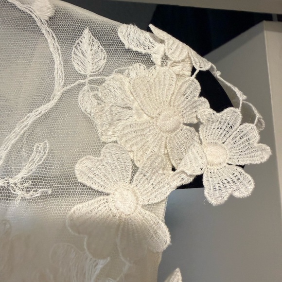 Vintage Ivory Floral Appliqué Wedding Dress - Picture 5 of 10